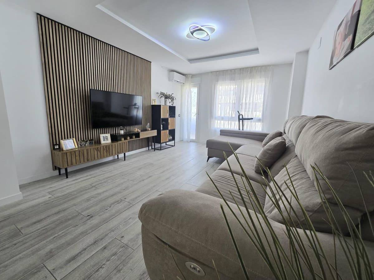 Middle Floor Apartment in Málaga — photo 3 of 10
