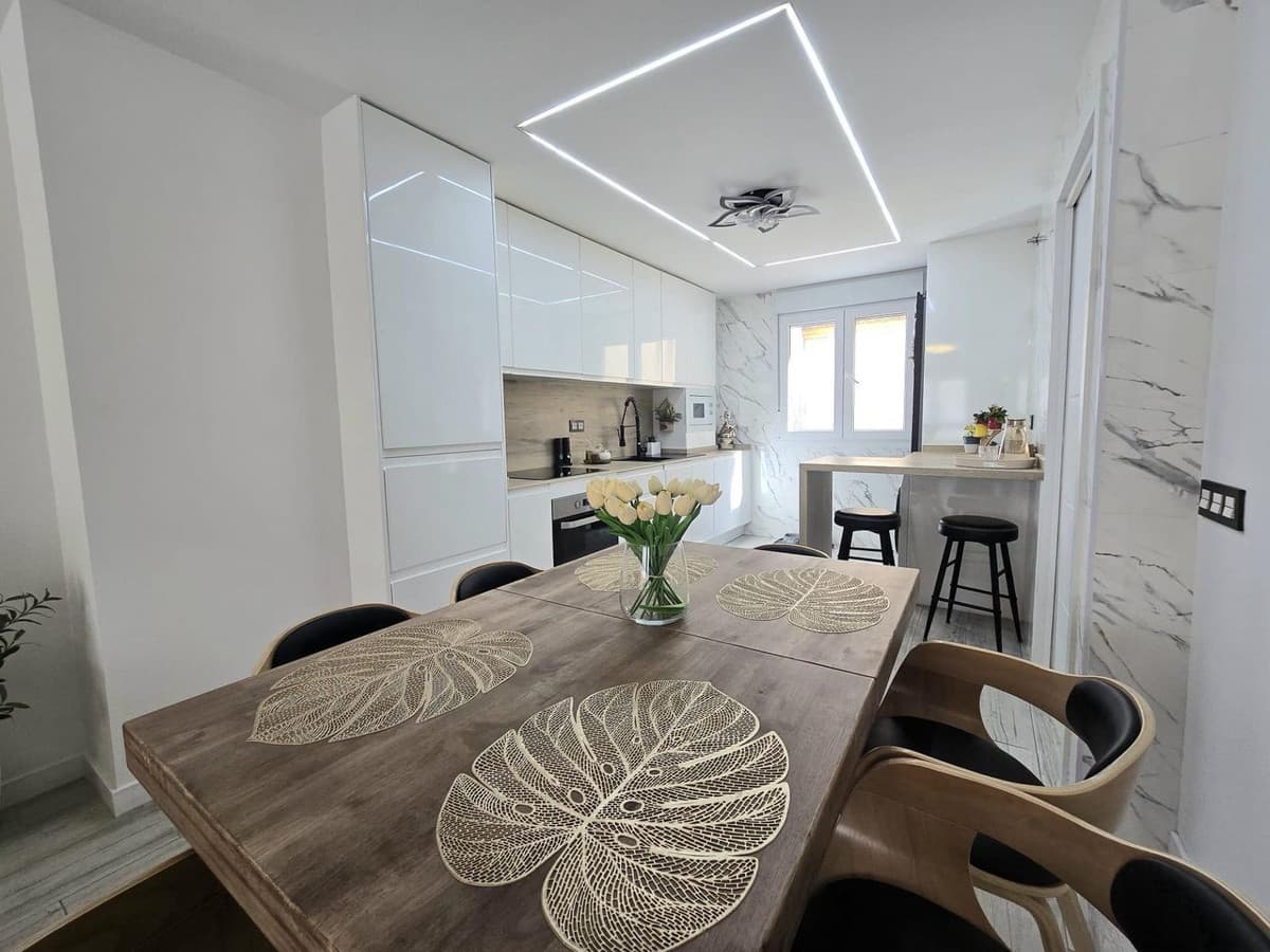 Middle Floor Apartment in Málaga — photo 5 of 10