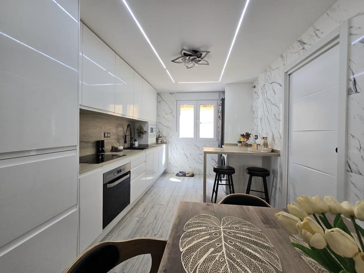 Middle Floor Apartment in Málaga — photo 6 of 10
