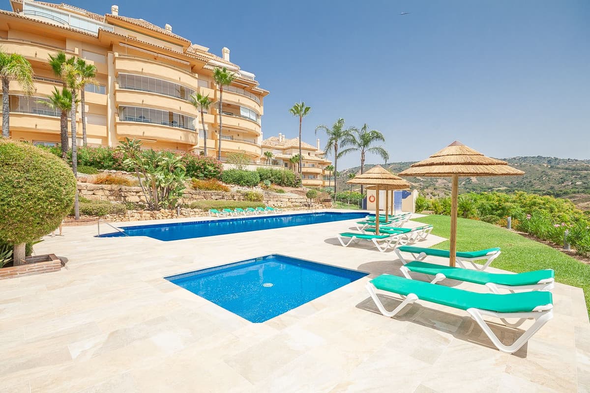 Middle Floor Apartment in Elviria — photo 2 of 10