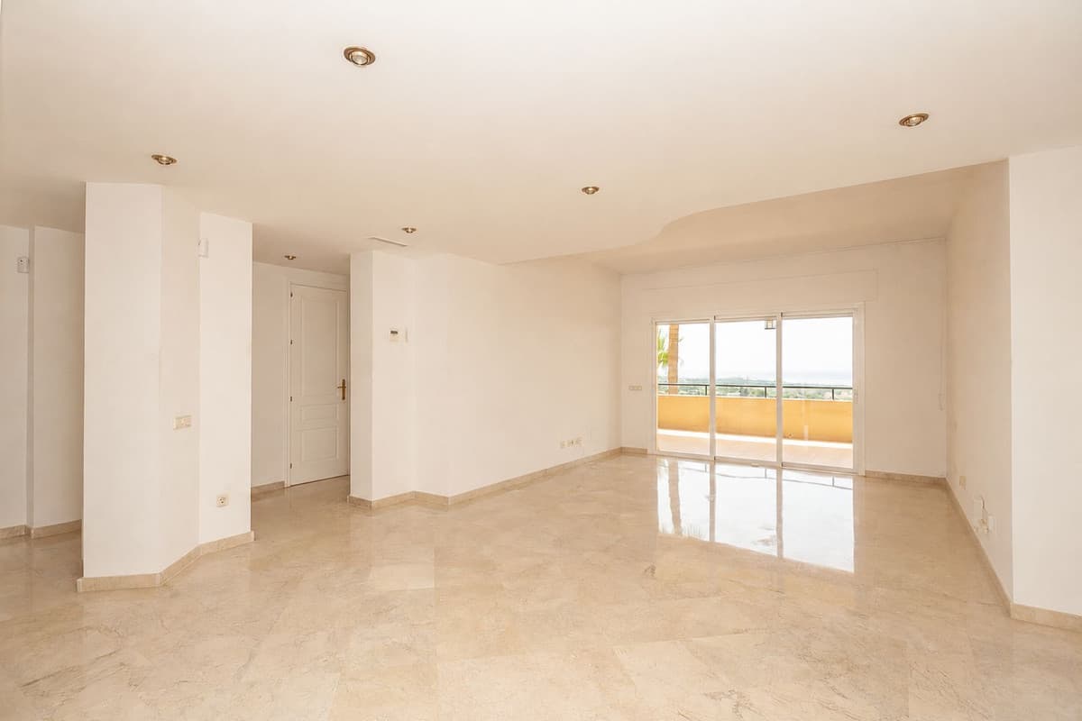 Middle Floor Apartment in Elviria — photo 3 of 10