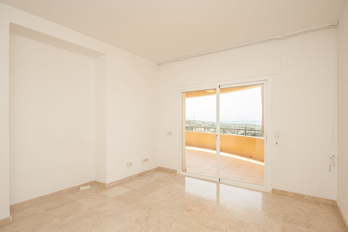 Middle Floor Apartment in Elviria — photo 5 of 10