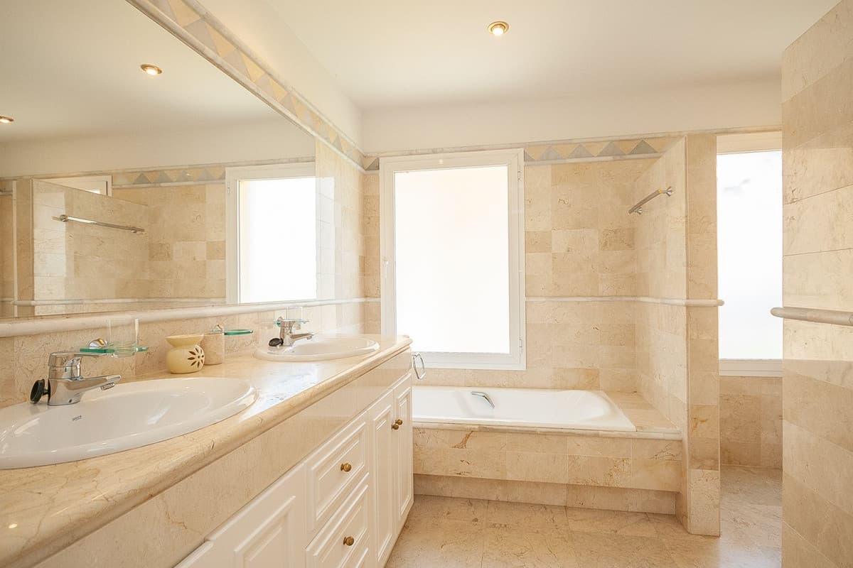 Middle Floor Apartment in Elviria — photo 6 of 10
