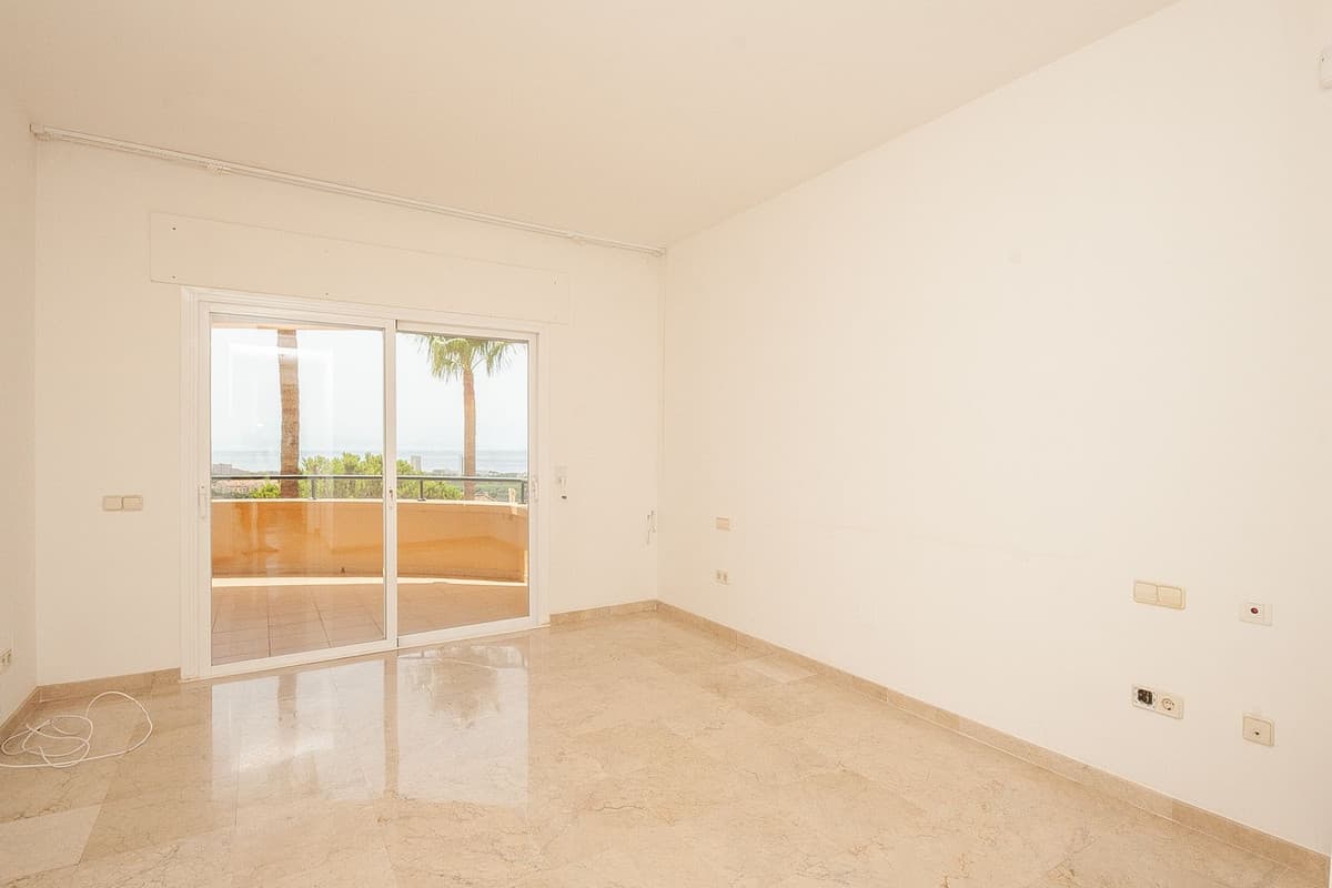 Middle Floor Apartment in Elviria — photo 7 of 10