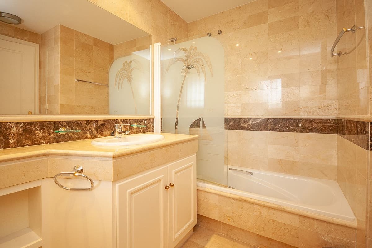 Middle Floor Apartment in Elviria — photo 8 of 10
