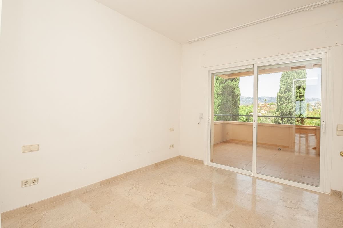Middle Floor Apartment in Elviria — photo 9 of 10