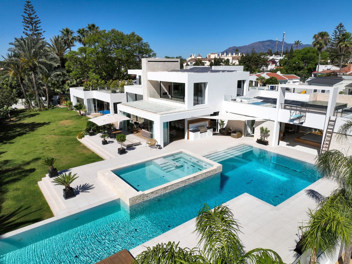 Detached Villa in El Paraiso — photo 1 of 10