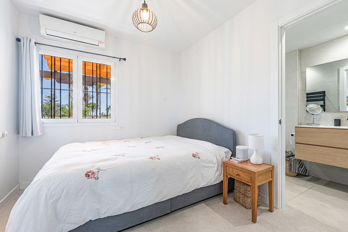 Middle Floor Apartment in Nueva Andalucía — photo 7 of 10