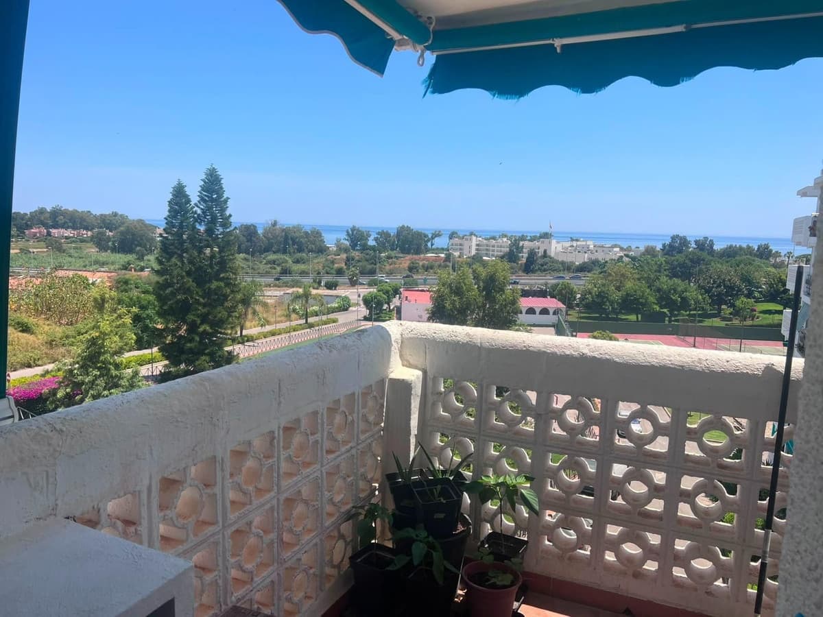 Middle Floor Apartment in Estepona — photo 3 of 10