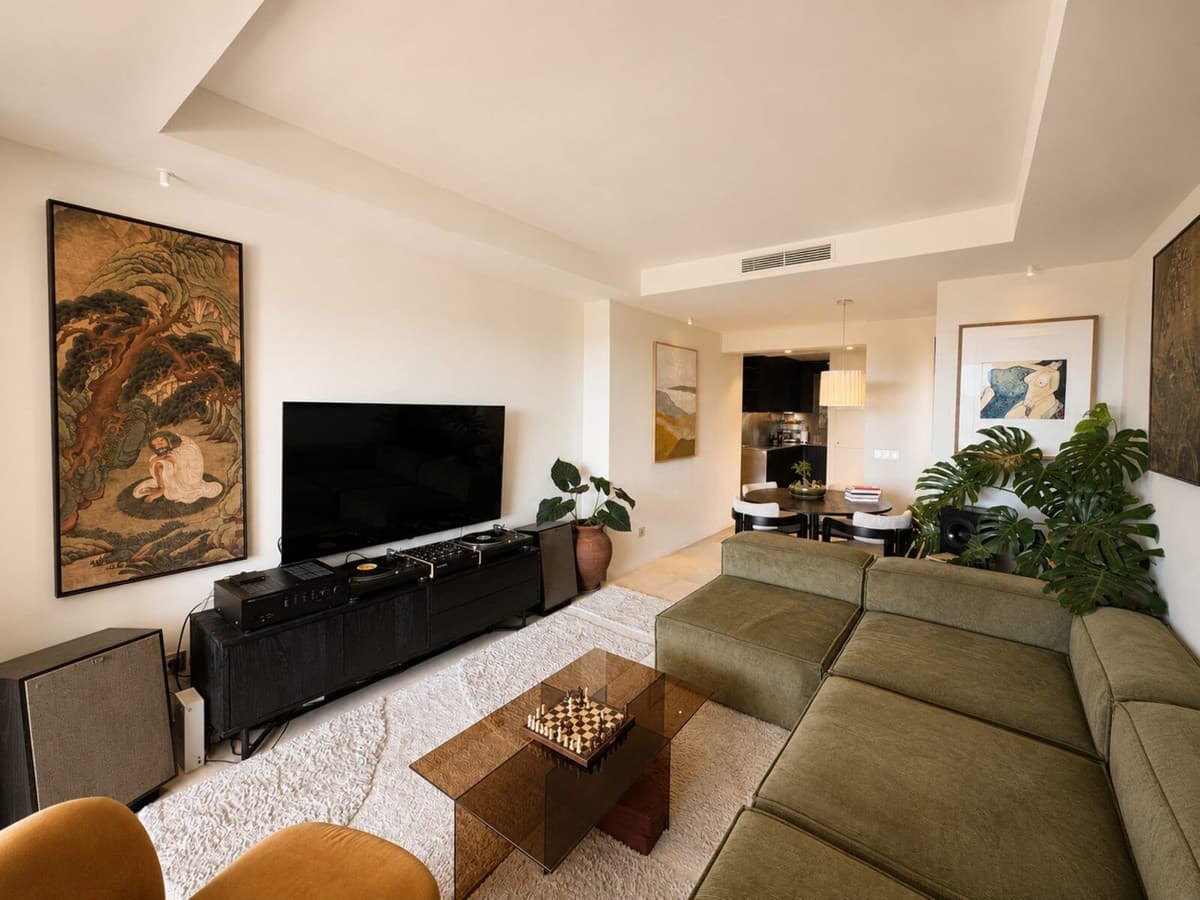 Middle Floor Apartment in La Quinta — photo 3 of 10