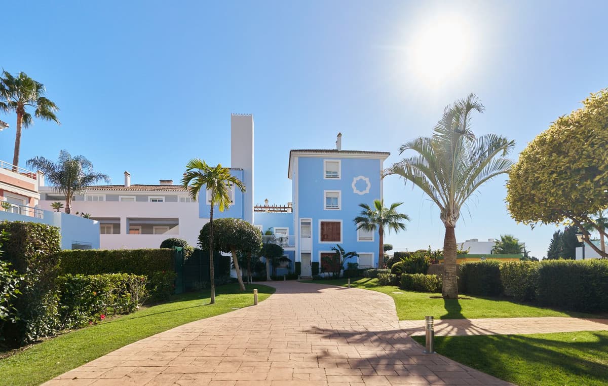Middle Floor Apartment in Estepona — photo 1 of 10