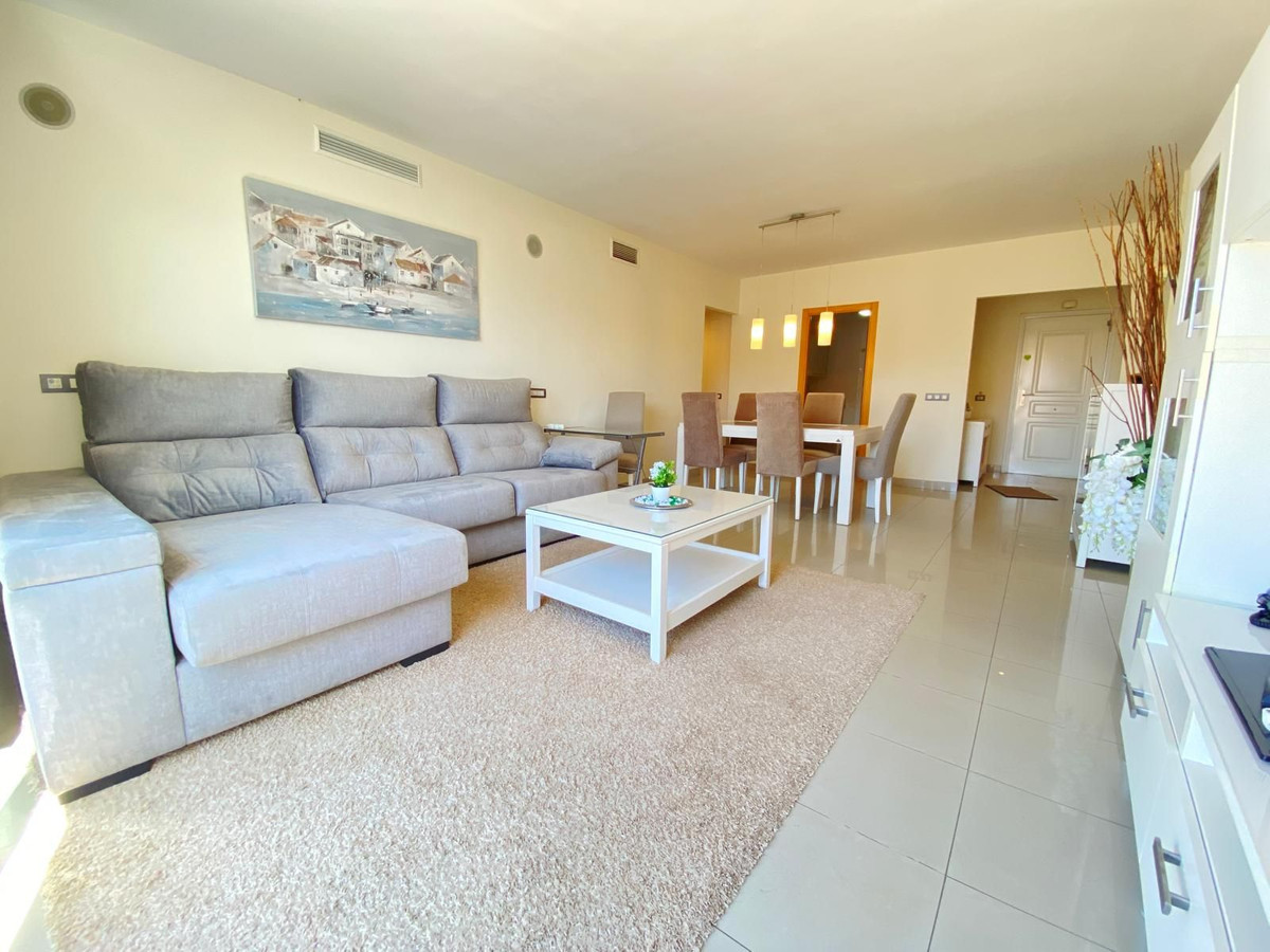 Middle Floor Apartment in Estepona — photo 5 of 10
