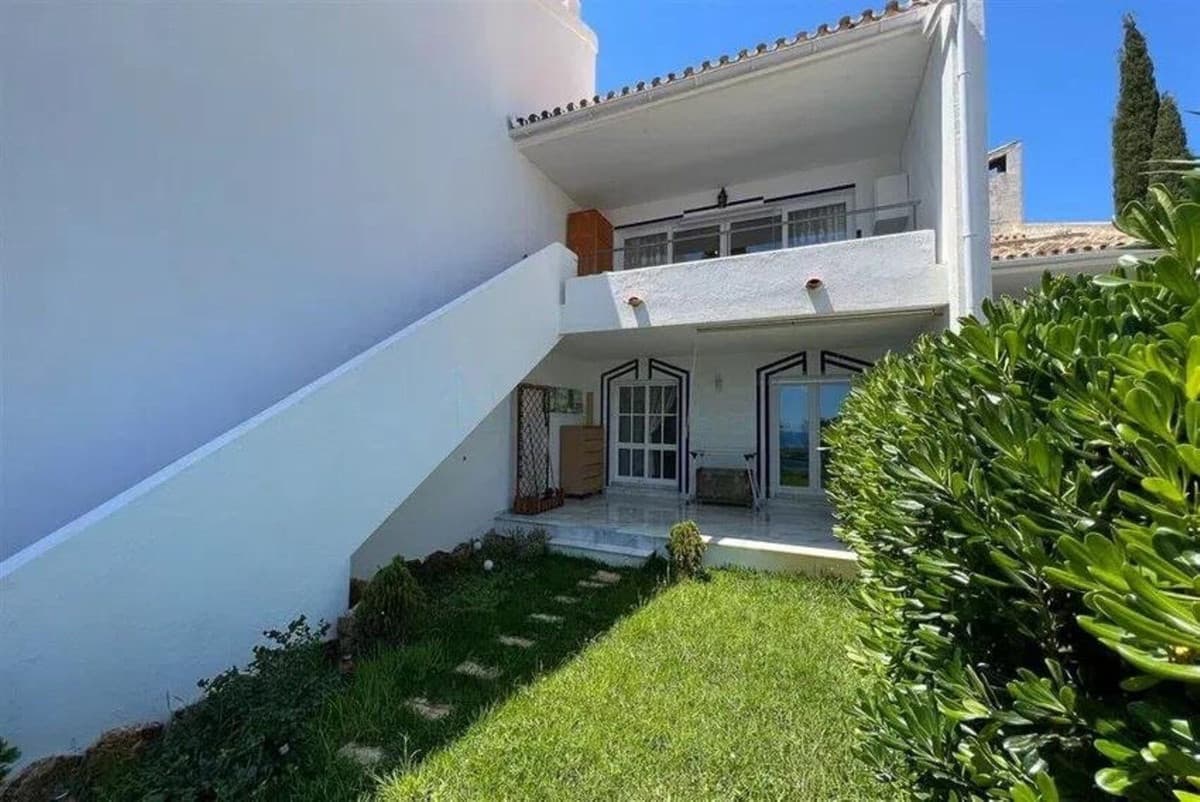 Townhouse in Calahonda — photo 1 of 10