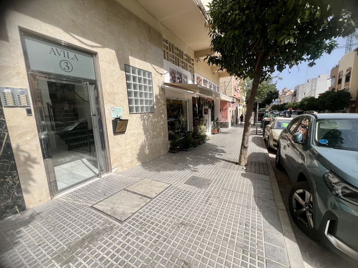 Middle Floor Apartment in Málaga — photo 1 of 10