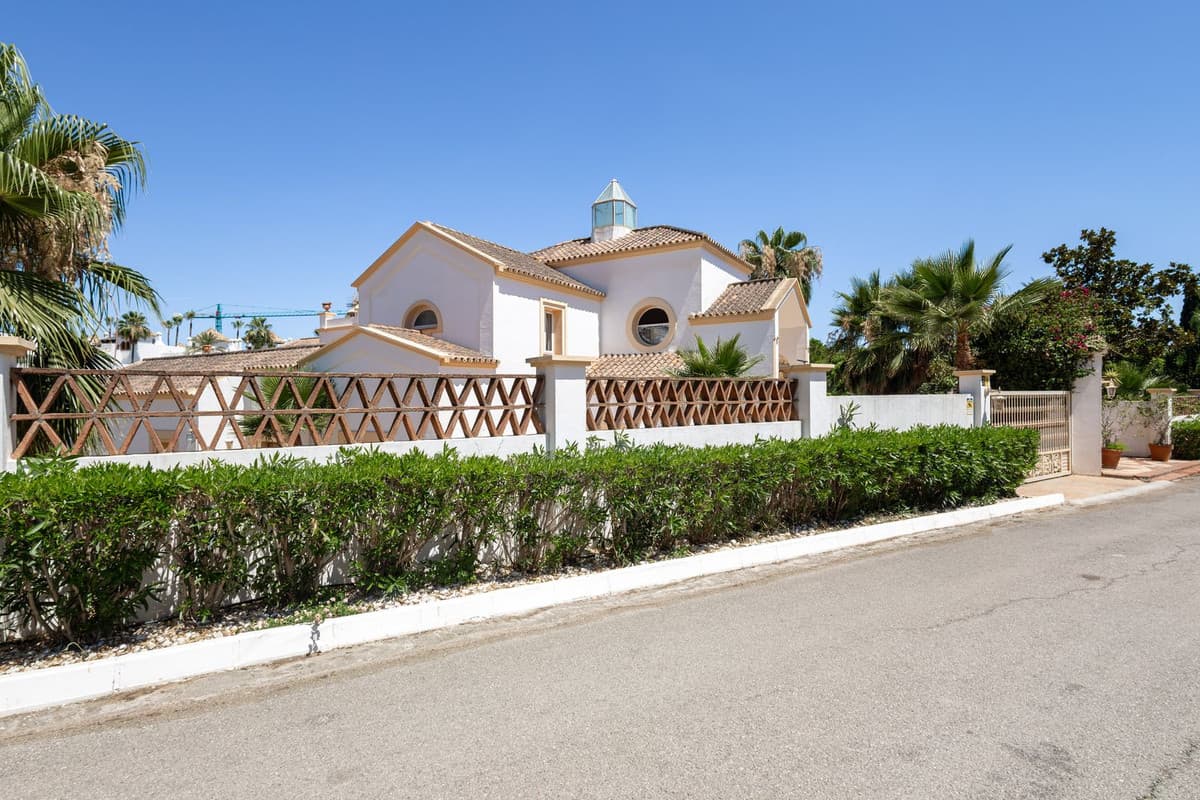 Detached Villa in El Paraiso — photo 1 of 10