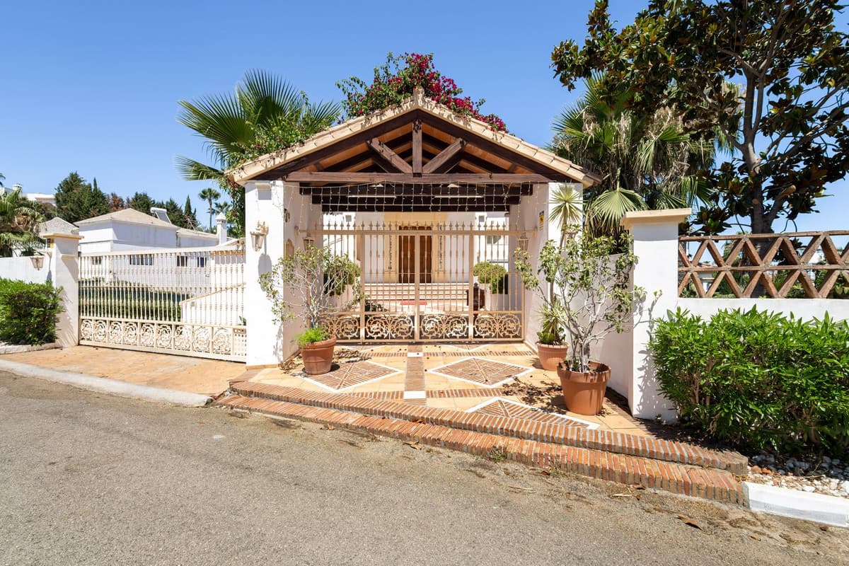 Detached Villa in El Paraiso — photo 2 of 10