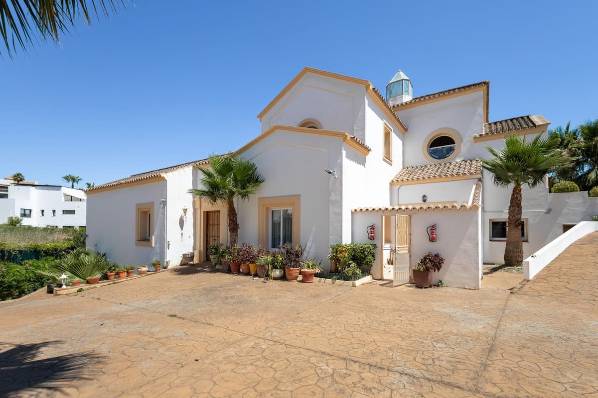 Detached Villa in El Paraiso — photo 3 of 10