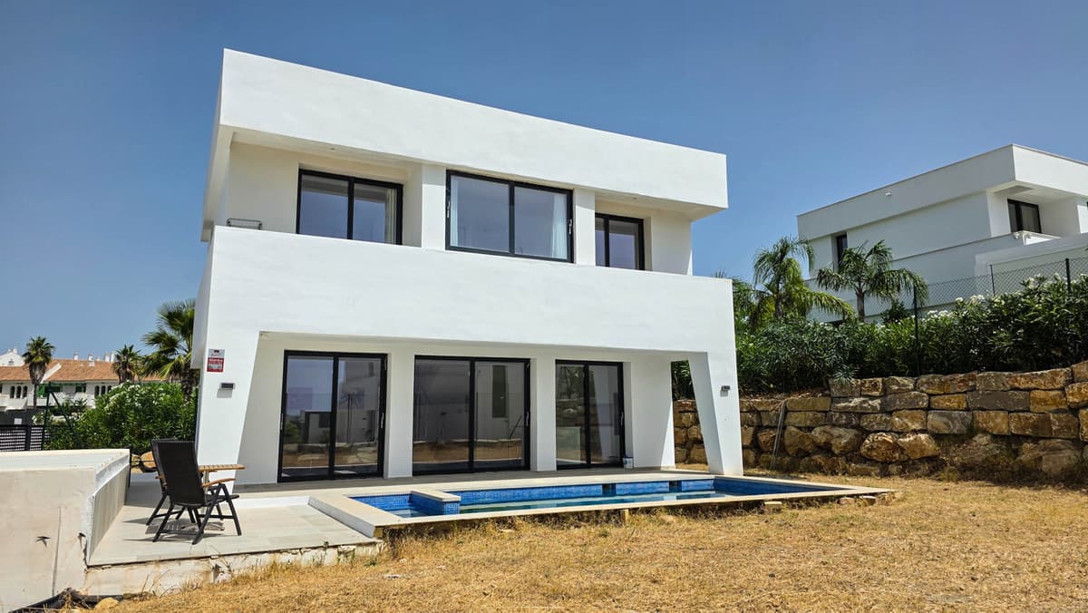 Detached Villa in La Duquesa — photo 1 of 10