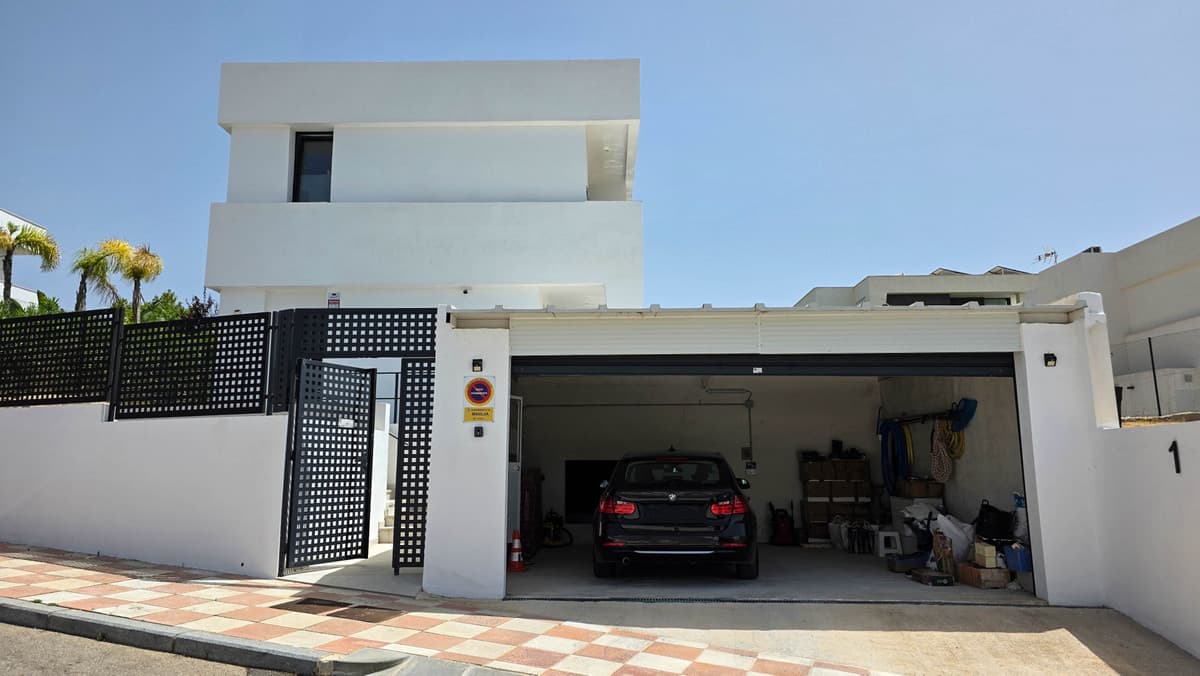 Detached Villa in La Duquesa — photo 2 of 10