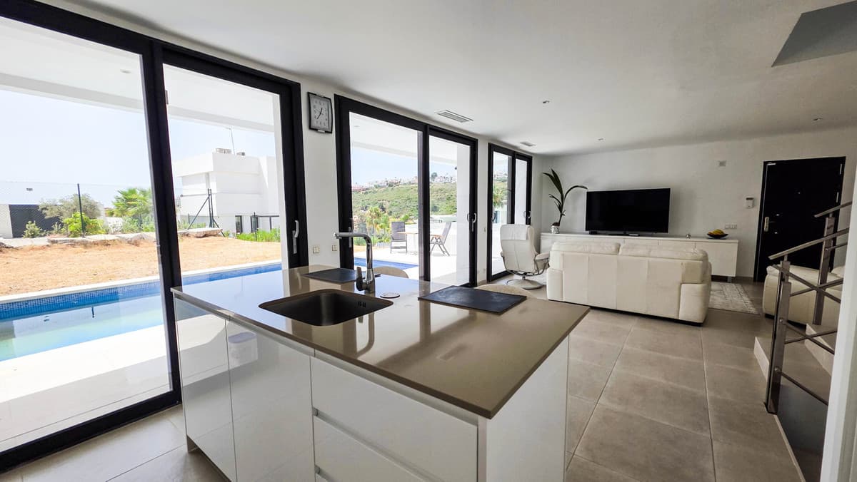 Detached Villa in La Duquesa — photo 3 of 10