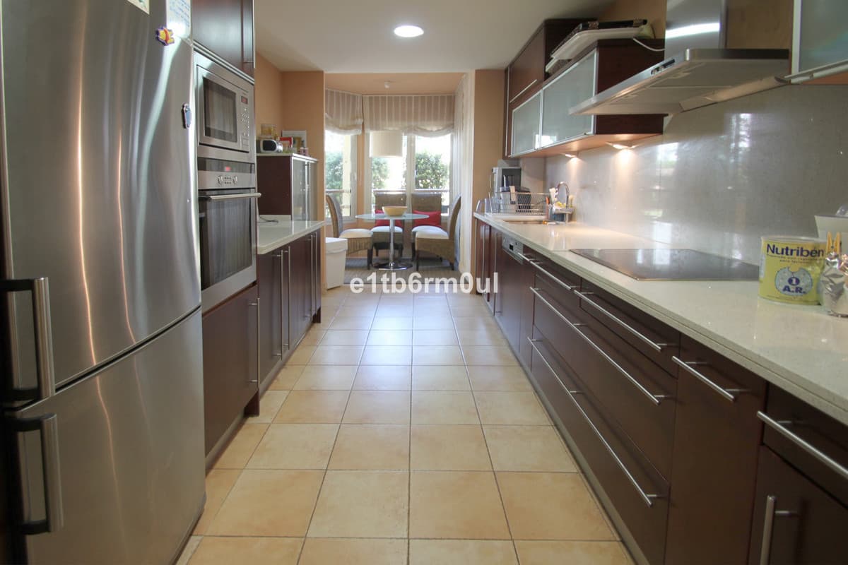 Middle Floor Apartment in The Golden Mile — photo 10 of 10