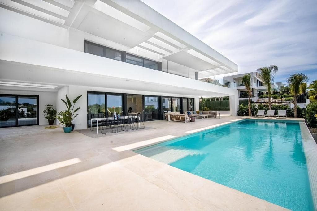 Detached Villa in Nueva Andalucía — photo 1 of 10