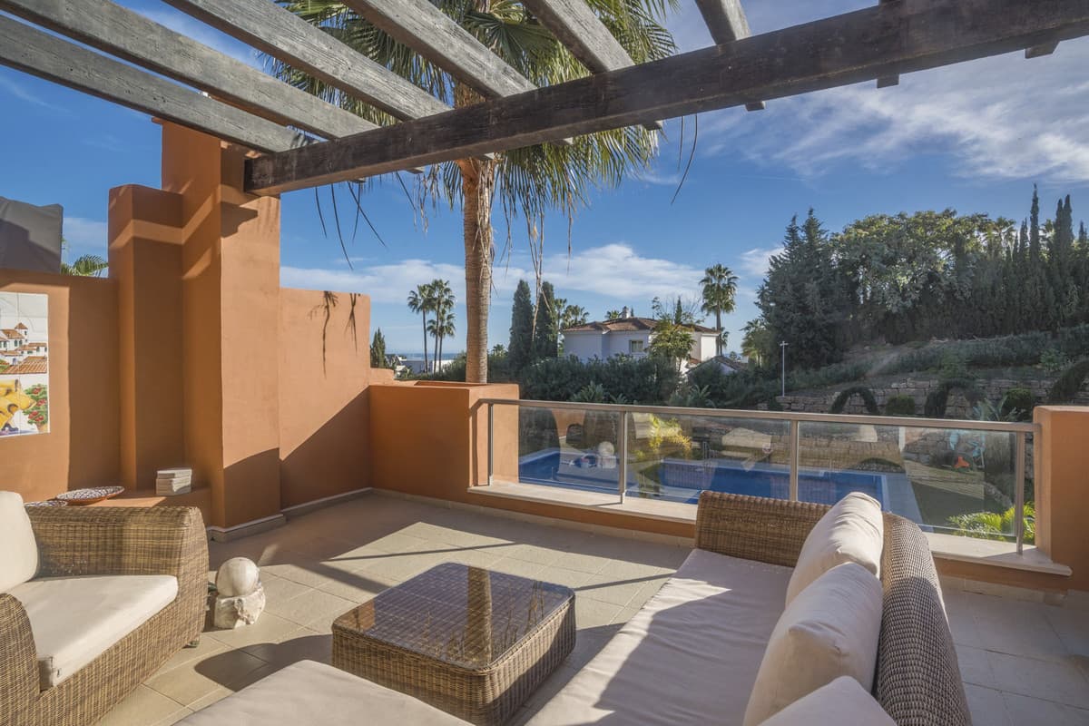 Middle Floor Apartment in Nueva Andalucía — photo 3 of 9