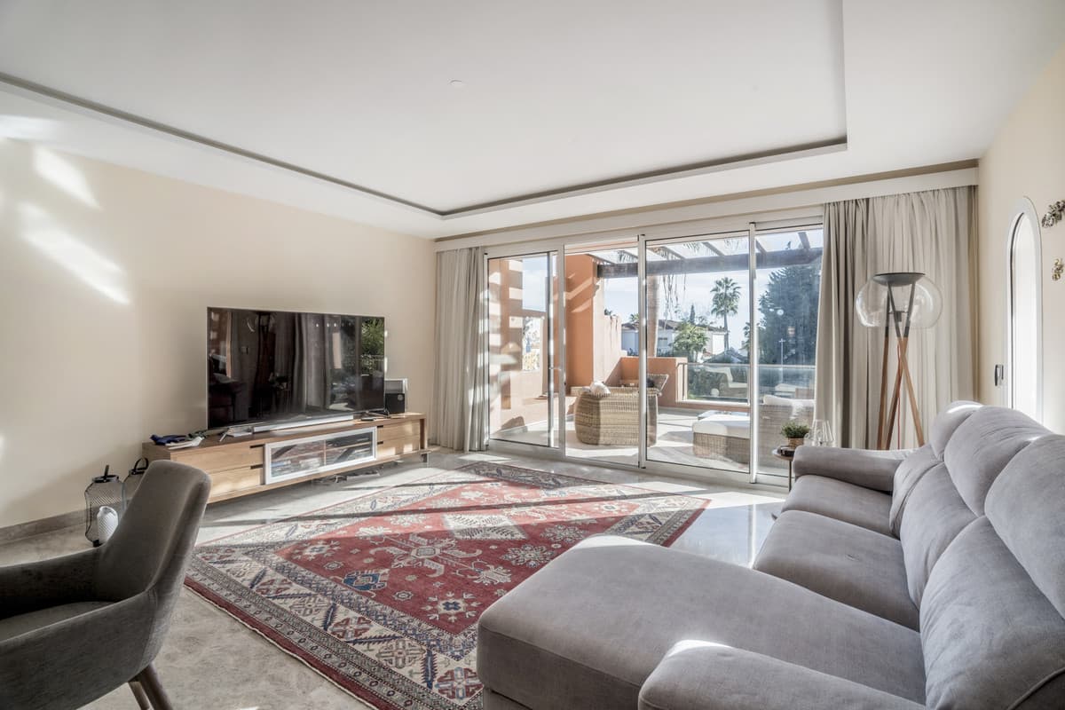 Middle Floor Apartment in Nueva Andalucía — photo 4 of 9
