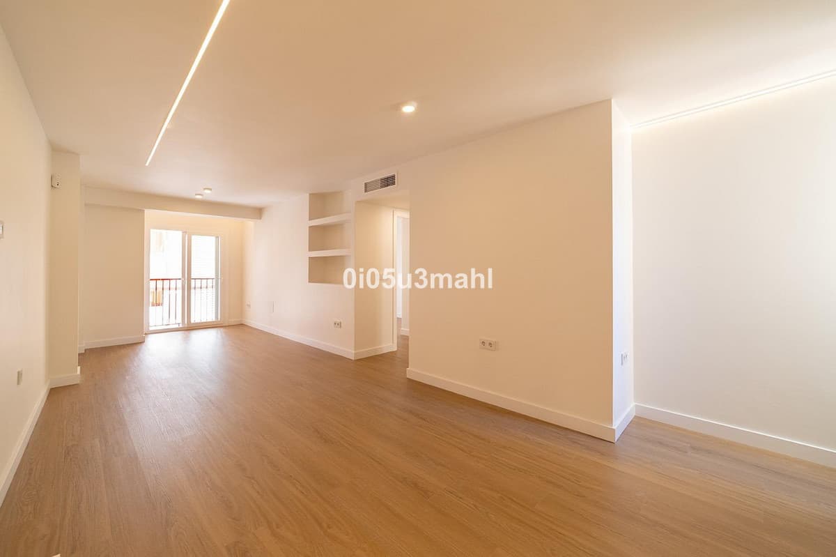 Middle Floor Apartment in Málaga — photo 1 of 10