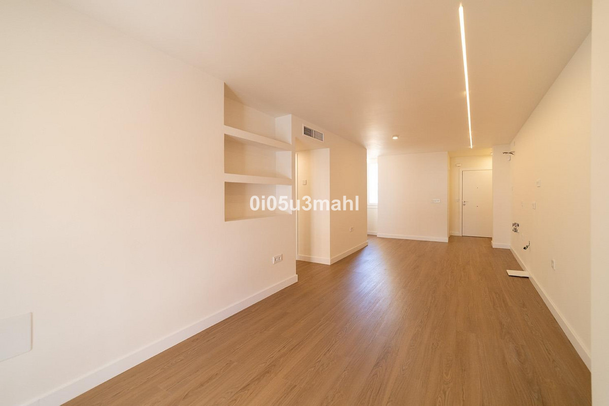 Middle Floor Apartment in Málaga — photo 2 of 10