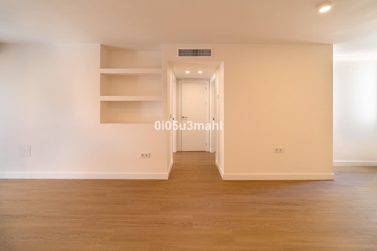 Middle Floor Apartment in Málaga — photo 7 of 10