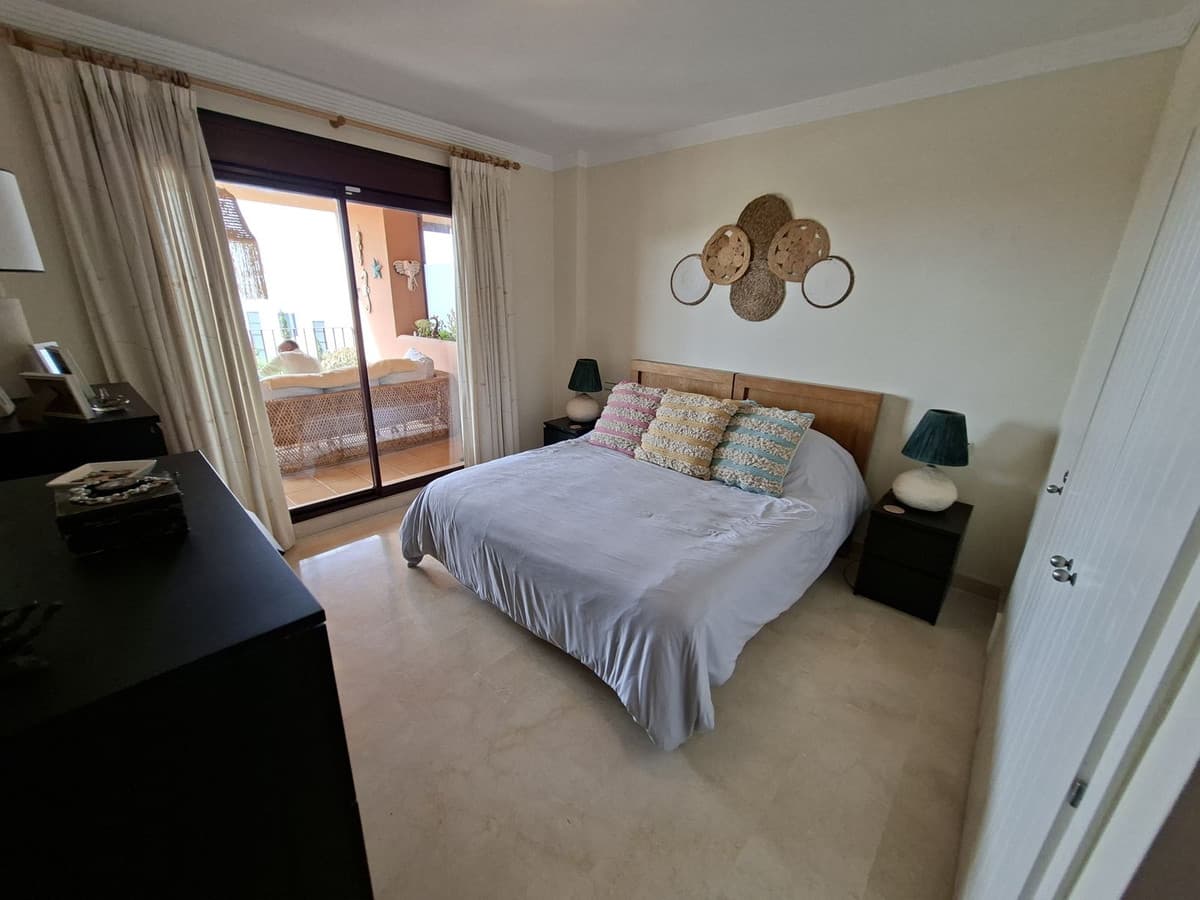Middle Floor Apartment in La Duquesa — photo 8 of 10