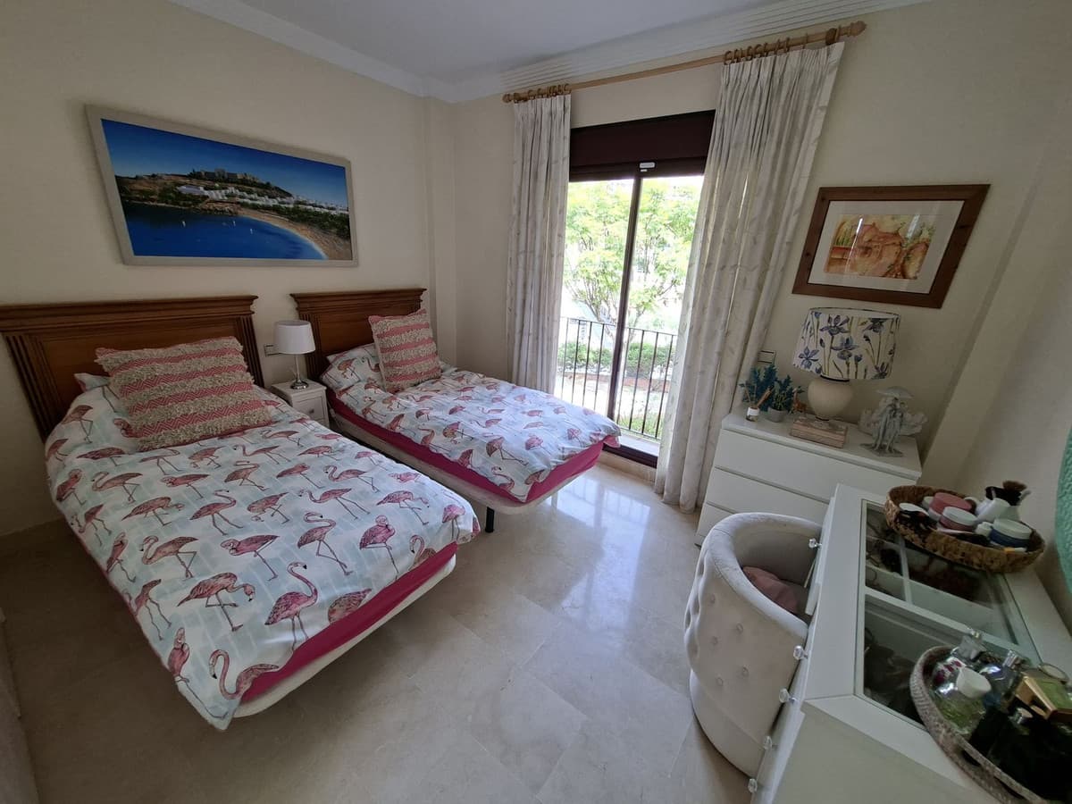 Middle Floor Apartment in La Duquesa — photo 9 of 10
