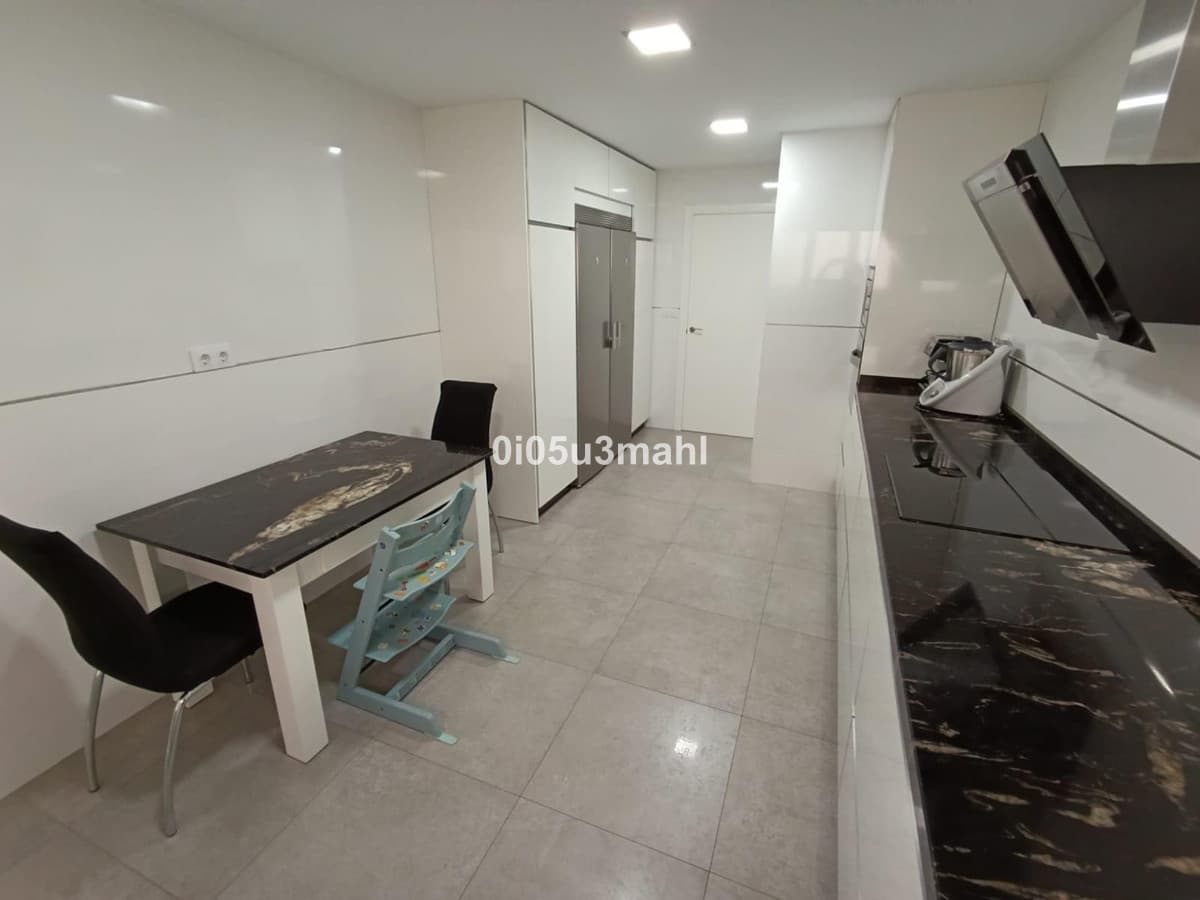 Middle Floor Apartment in El Palo — photo 5 of 10