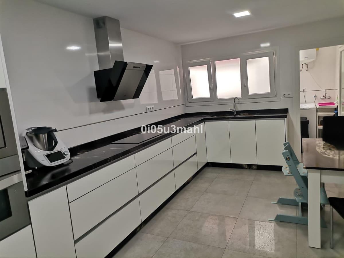 Middle Floor Apartment in El Palo — photo 8 of 10