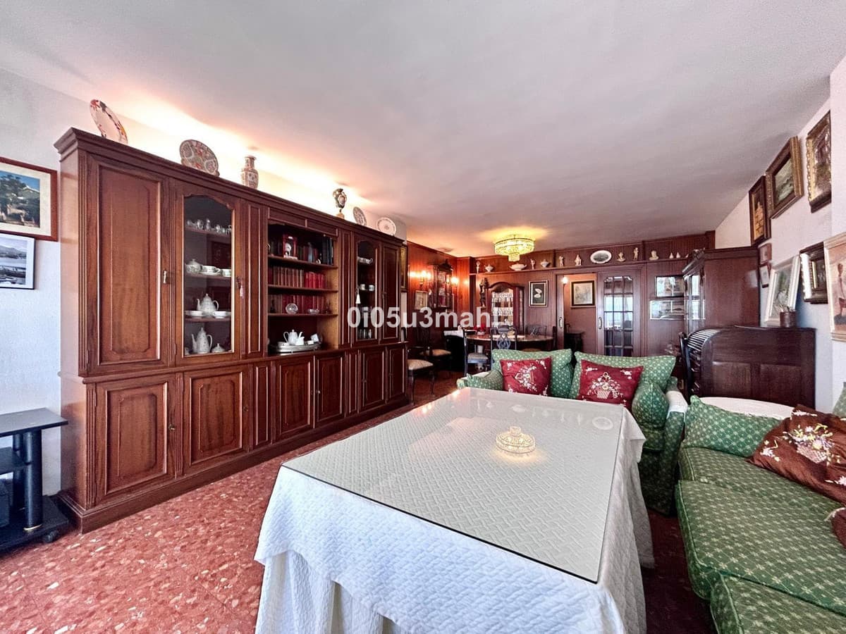 Middle Floor Apartment in Málaga — photo 3 of 10