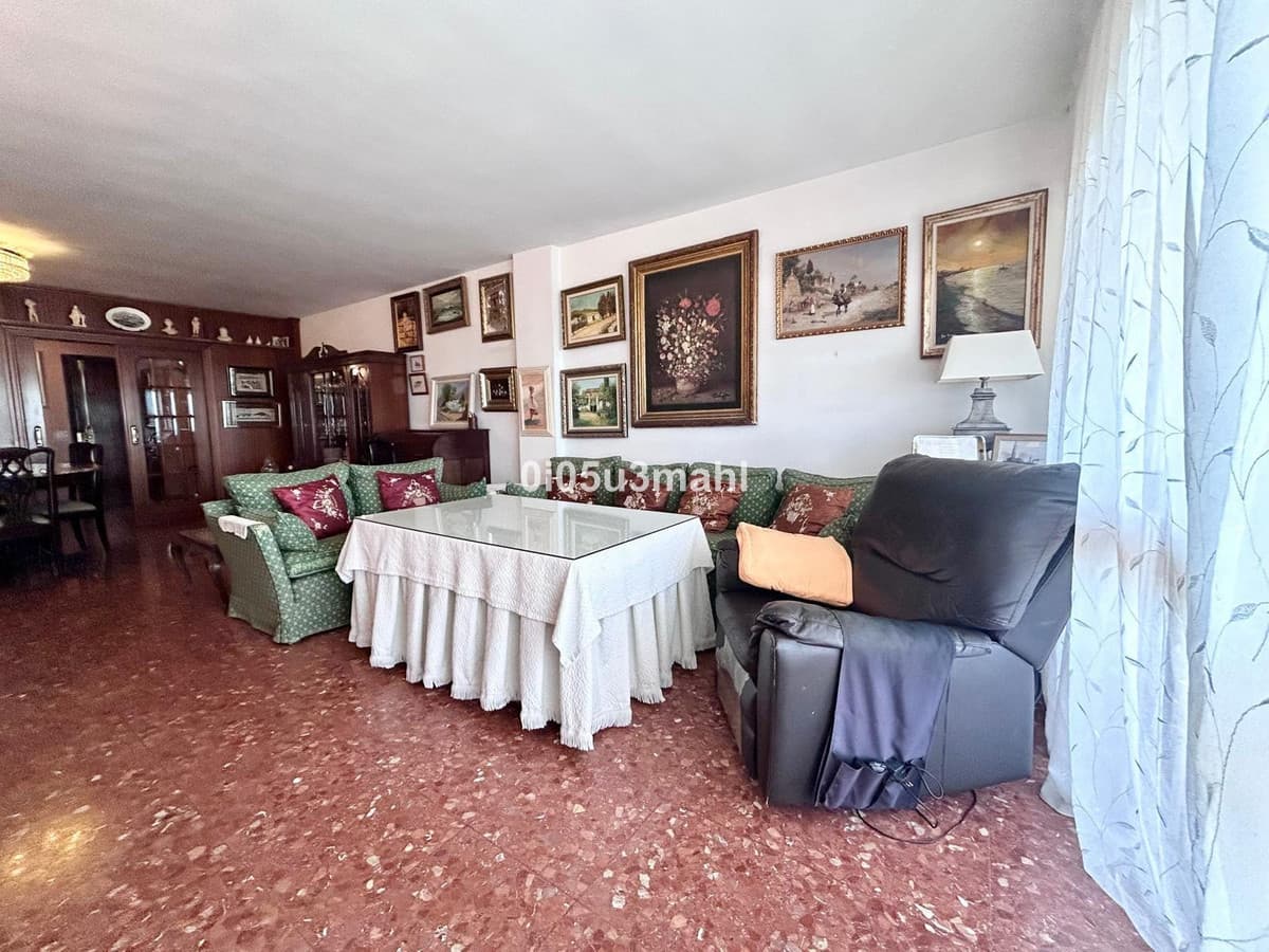 Middle Floor Apartment in Málaga — photo 4 of 10