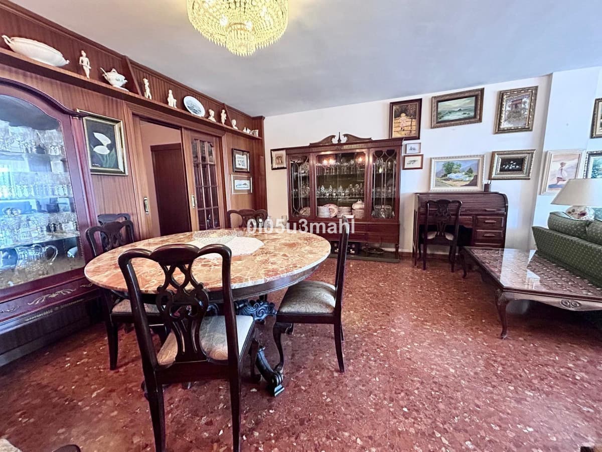 Middle Floor Apartment in Málaga — photo 5 of 10