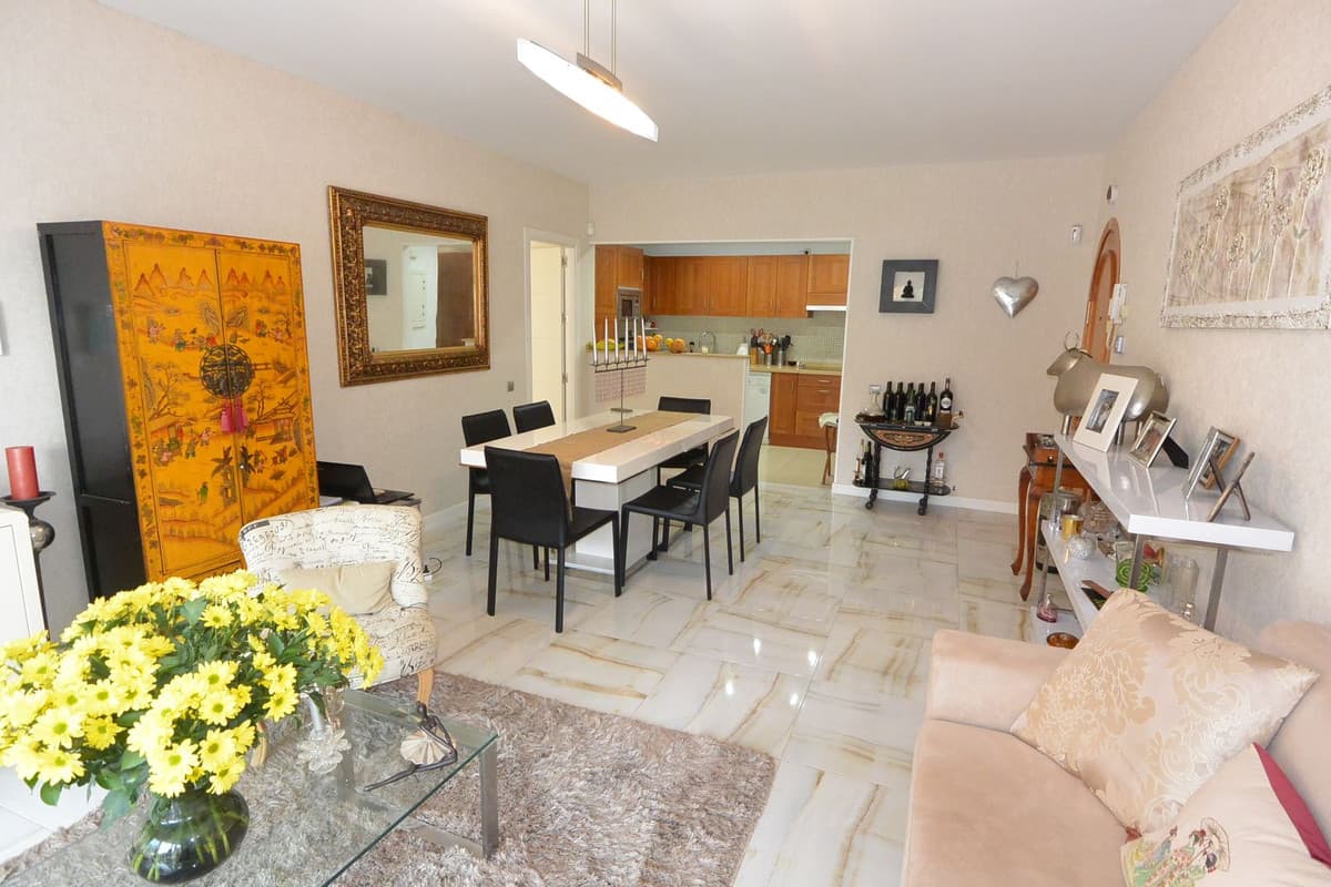 Middle Floor Apartment in The Golden Mile — photo 4 of 10