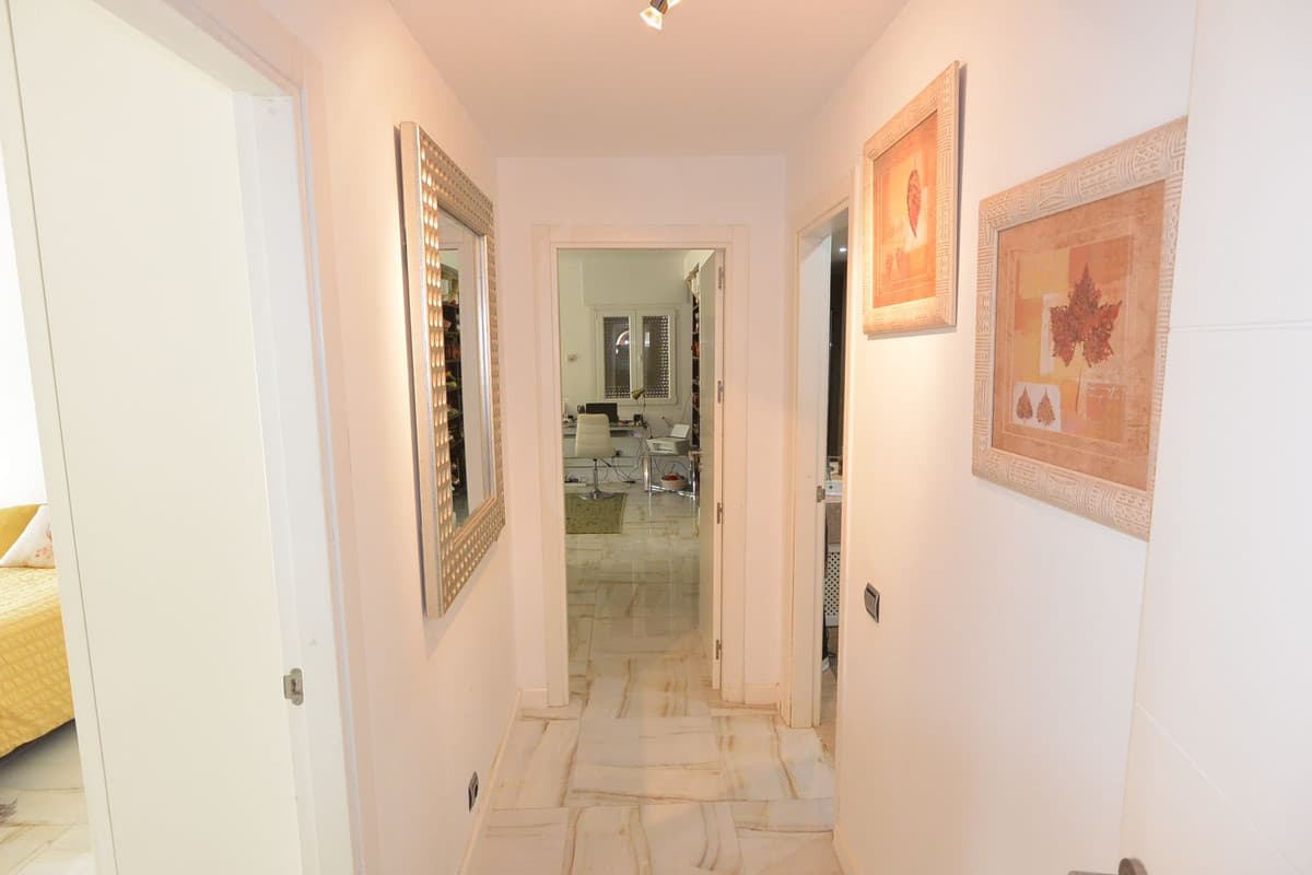 Middle Floor Apartment in The Golden Mile — photo 10 of 10