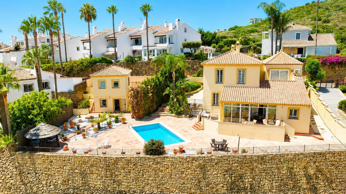 Detached Villa in La Duquesa — photo 1 of 10