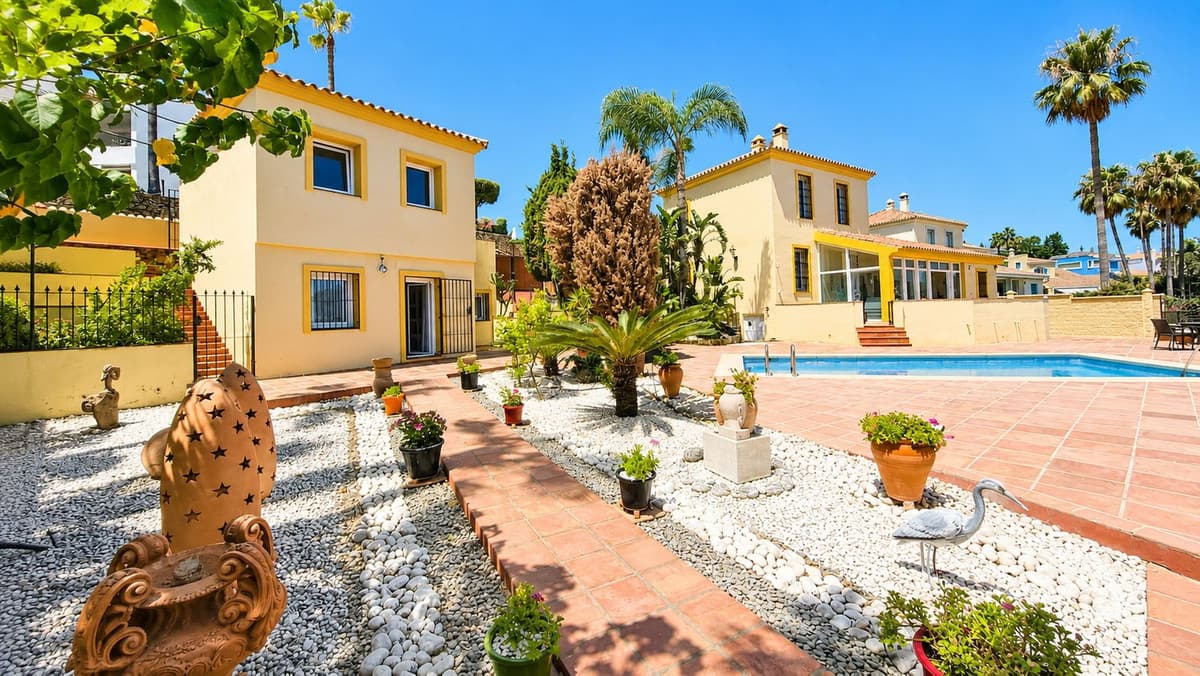 Detached Villa in La Duquesa — photo 2 of 10