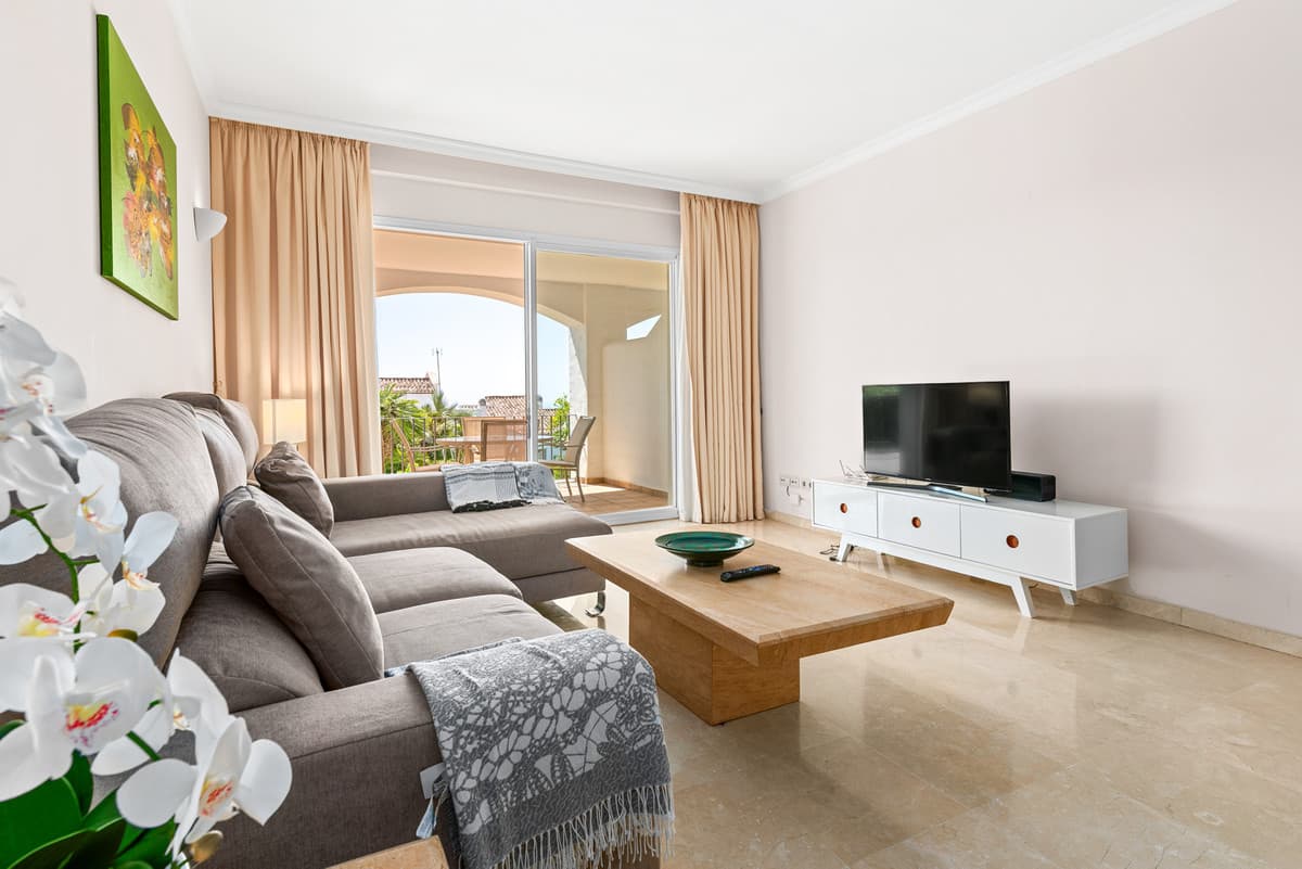 Ground Floor Apartment in Benahavís — photo 3 of 10