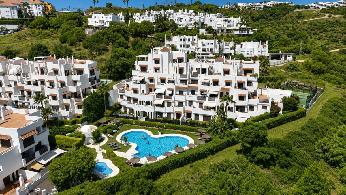 Middle Floor Apartment in Estepona — photo 3 of 10