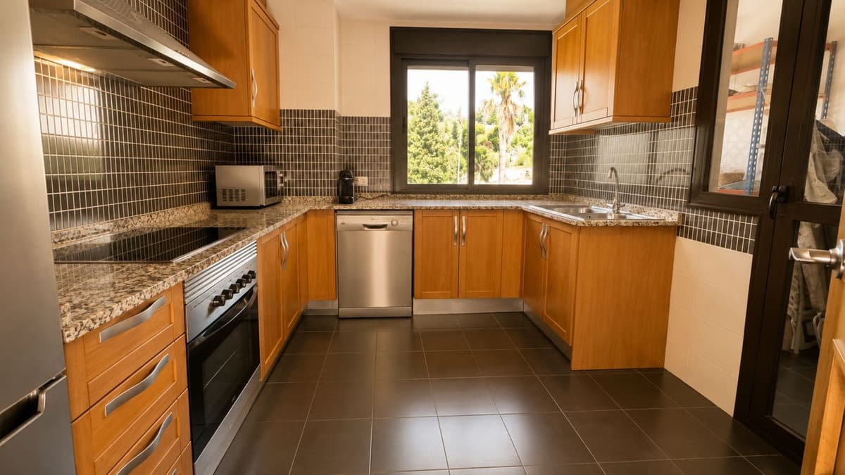 Middle Floor Apartment in Estepona — photo 4 of 10