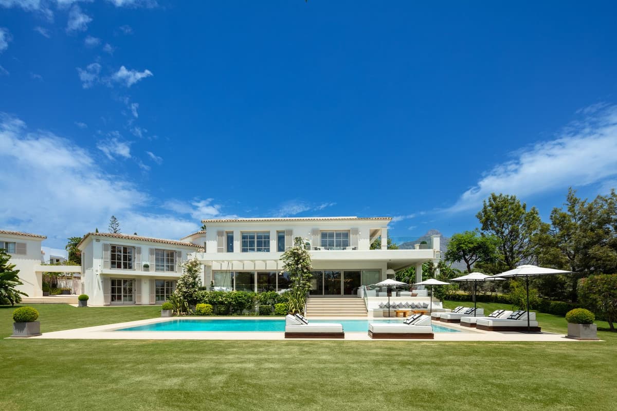 Detached Villa in Aloha — photo 1 of 10