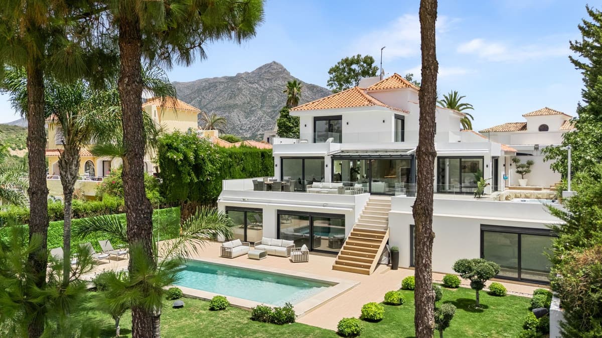 Detached Villa in Nueva Andalucía — photo 1 of 10