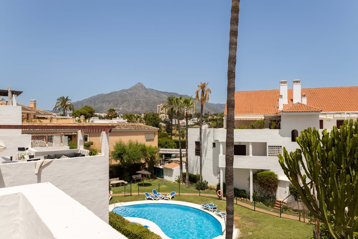 Middle Floor Apartment in Nueva Andalucía — photo 3 of 10