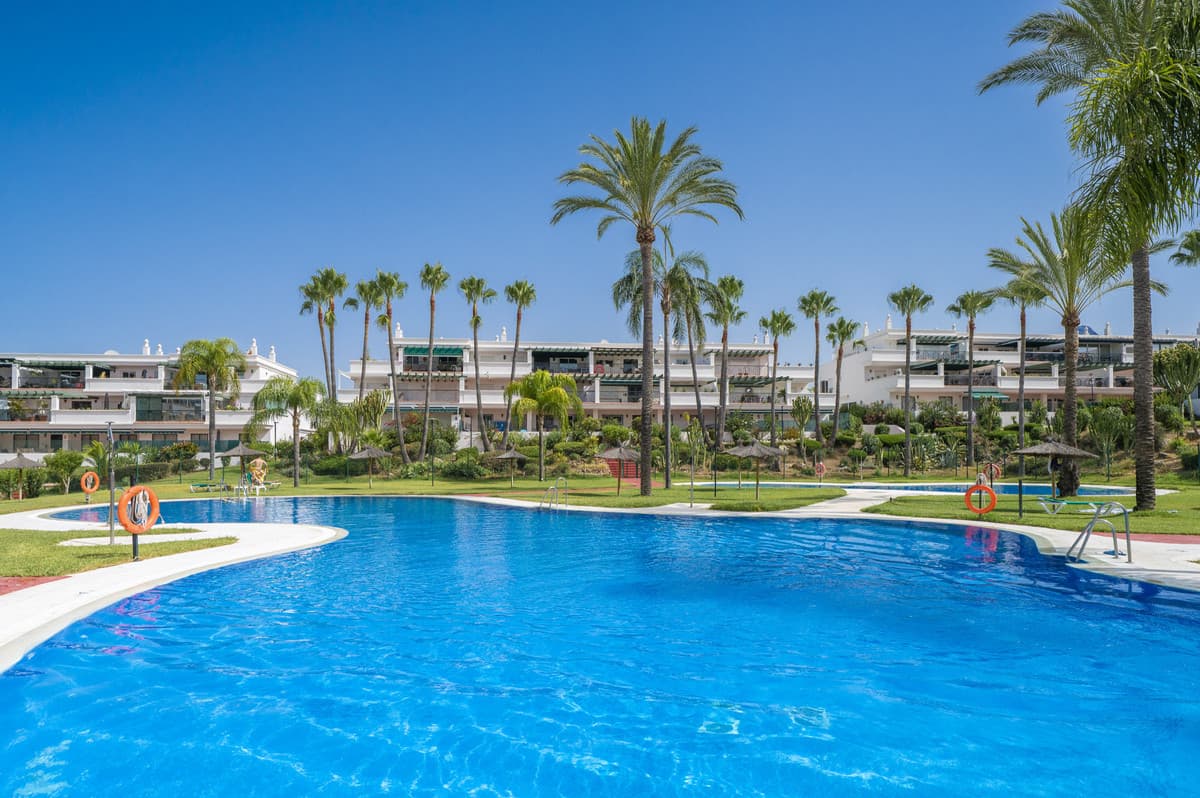 Middle Floor Apartment in Marbella — photo 1 of 10