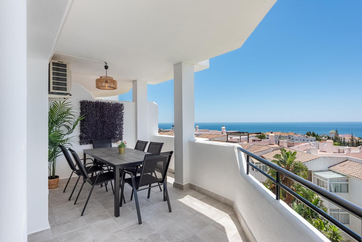 Middle Floor Apartment in Calahonda — photo 1 of 10
